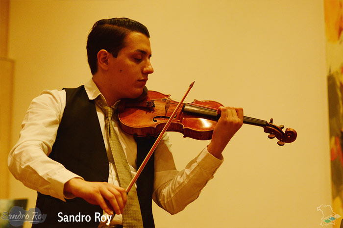 sandro-roy.com
Sandro Roy
Jazz and Classical Violinist sandro-roy.com
Sandro Roy
Jazz and Classical Violinist