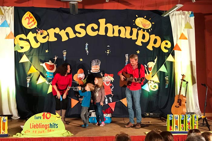 sternschnuppe-kinderlieder.de
Sternschnuppe
Kinderlieder mit Witz und Pfiff sternschnuppe-kinderlieder.de
Sternschnuppe
Kinderlieder mit Witz und Pfiff