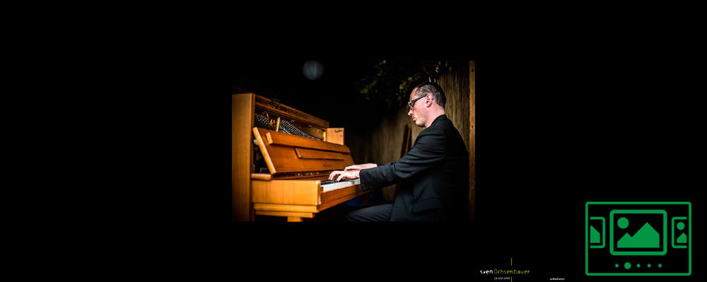 das slideshow-Fenster für 'svenochsenbauer.de' anzeigen ...

Der international renommierte Jazzpianist und Komponist besticht sowohl mit seinen klassischen Kompositionen als auch mit seinem fantastischen Jazzspiel ...
